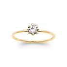 Bague solitaire plaqué or, zircon rond serti d’une couronne de griffes, vue de face
