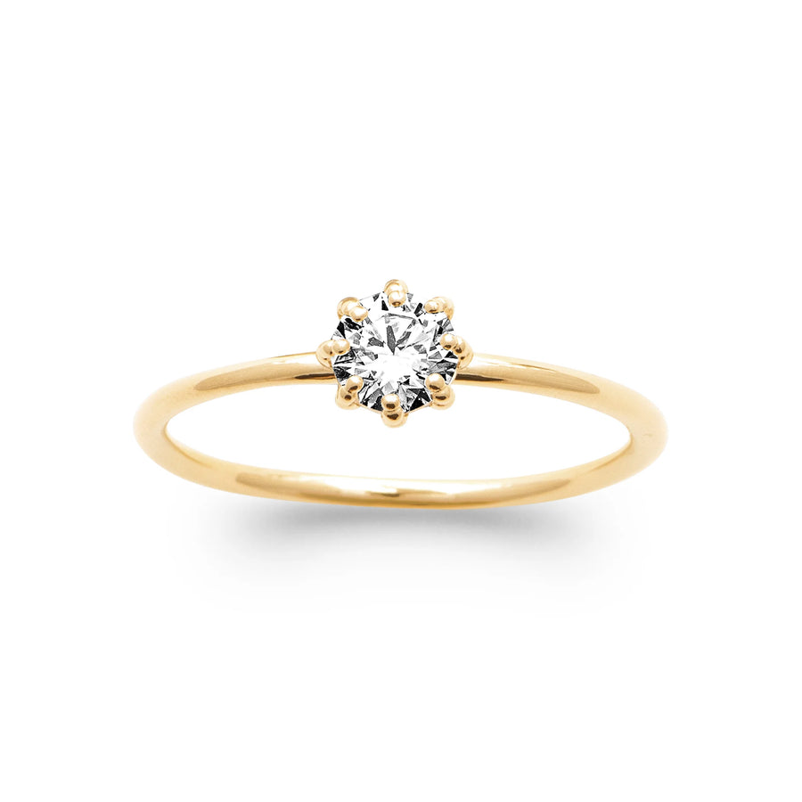 Bague solitaire zircon couronne de griffes en plaqué or, portée à la main