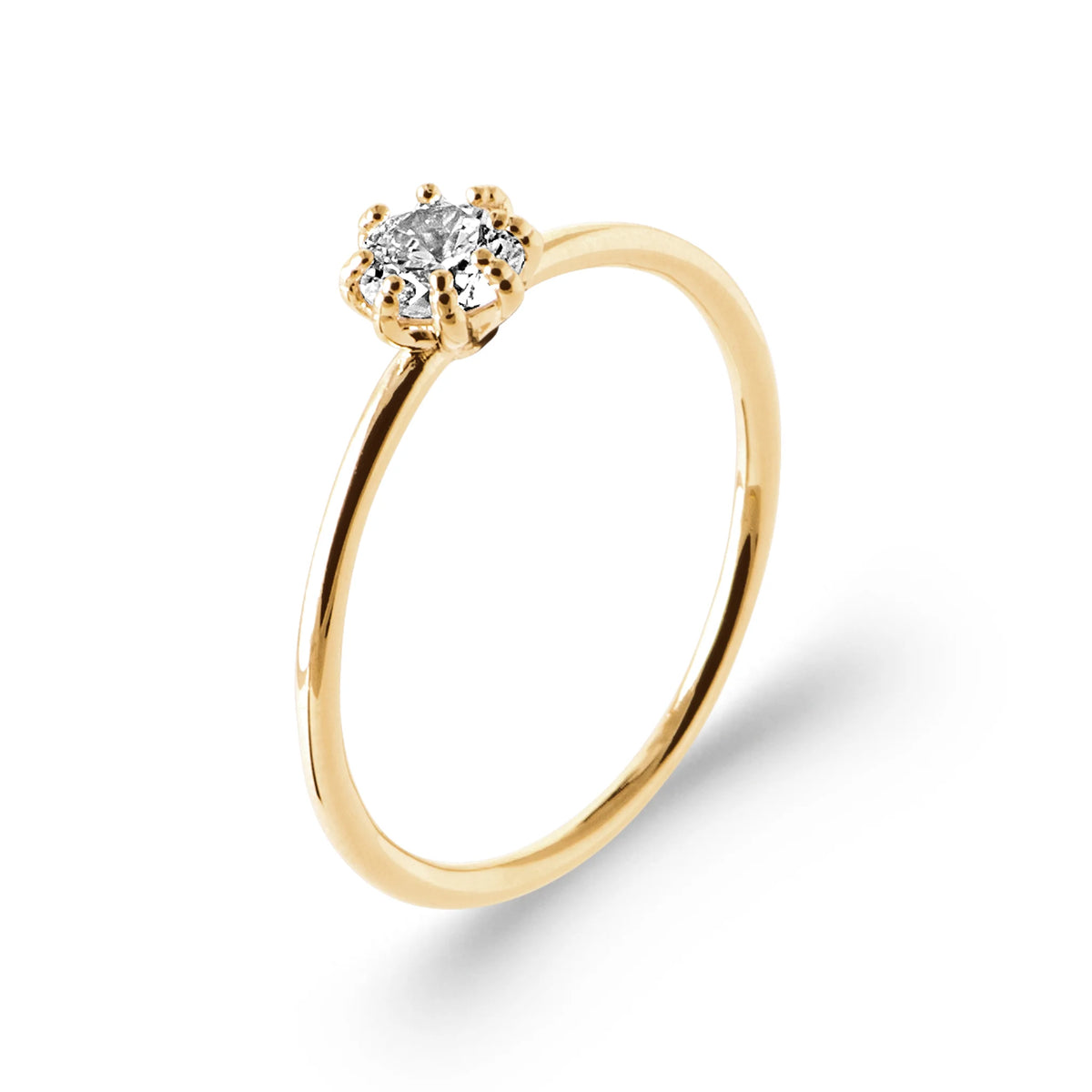 Bague solitaire zircon couronne de griffes en plaqué or, vue de trois quarts