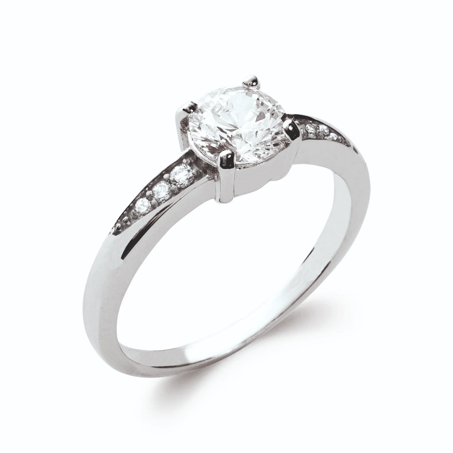 Bague solitaire zircon et épaules serties en dégradé en argent 925, portée à la main