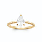 Bague solitaire zircon poire sur anneau fin strié en plaqué or