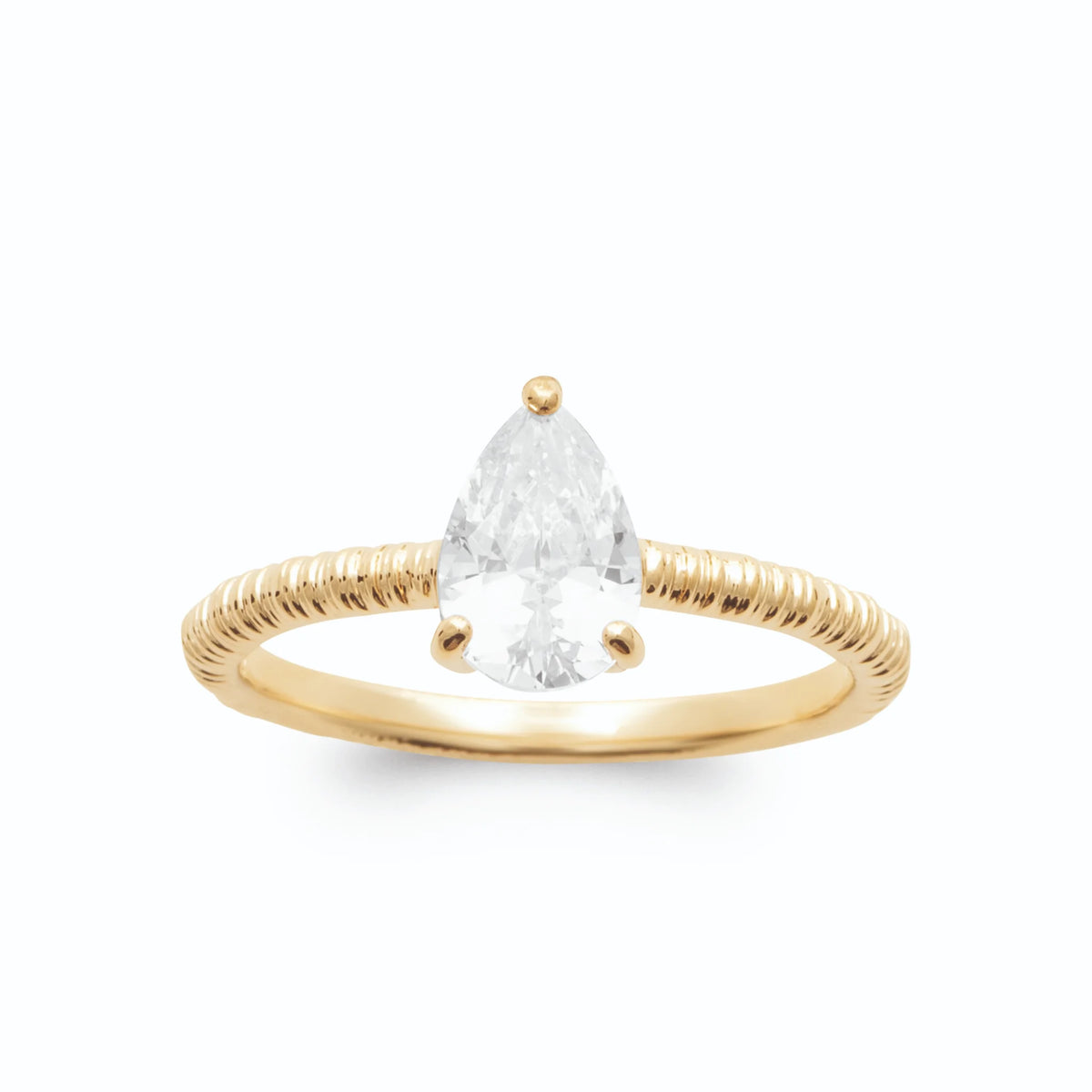 Bague solitaire zircon poire sur anneau fin strié en plaqué or