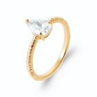 Bague solitaire zircon poire sur anneau fin strié en plaqué or