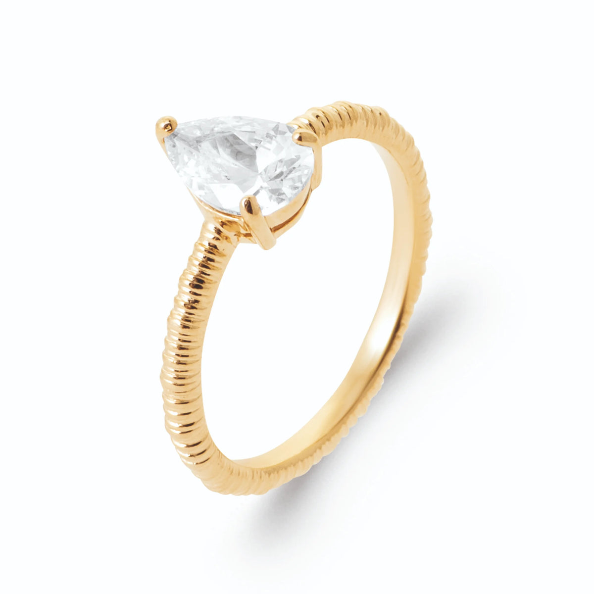 Bague solitaire zircon poire sur anneau fin strié en plaqué or
