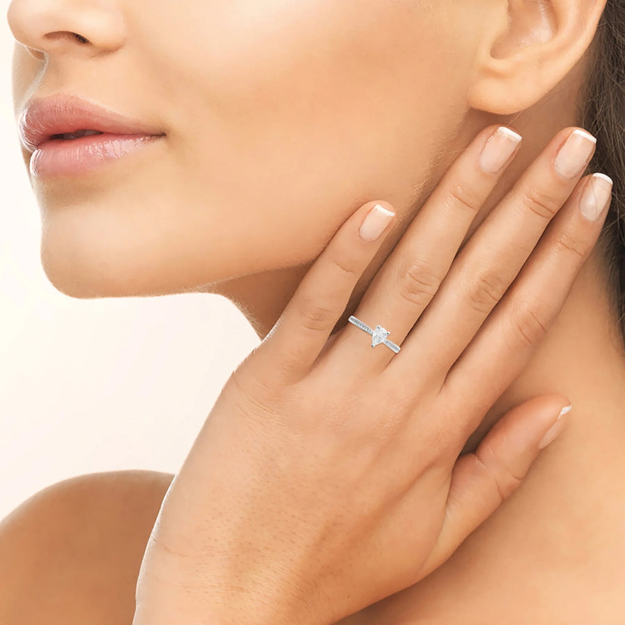 Bague solitaire zircon poire et anneau pavé en argent 925, portée à la main