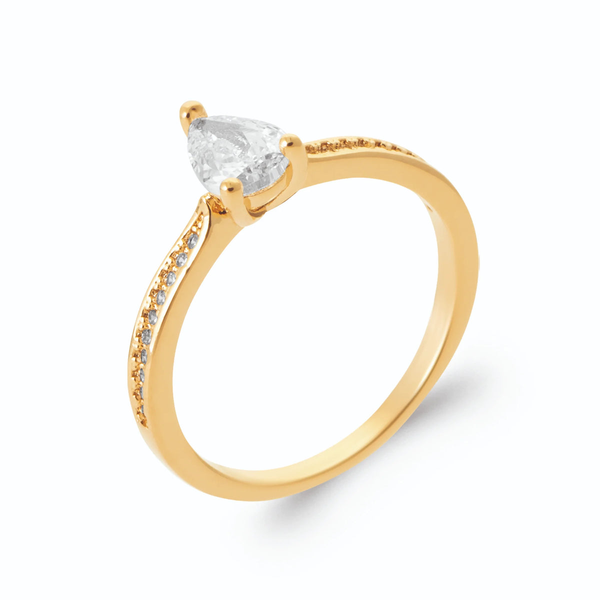 Bague solitaire zircon poire et épaules pavées de zircons en plaqué or, vue de trois quarts