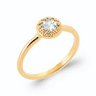 Bague solitaire zircon rond collerette perlée en plaqué or, vue de trois quarts