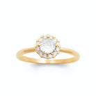 Bague solitaire zircon rond et halo de petits zircons plaqué or, vue de face