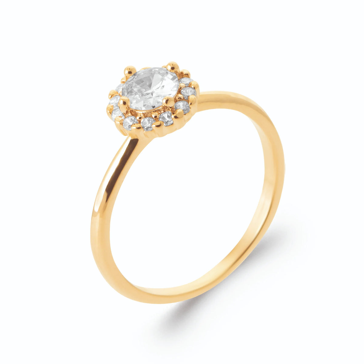 Bague solitaire zircon rond et halo de petits zircons en plaqué or, vue de trois quarts