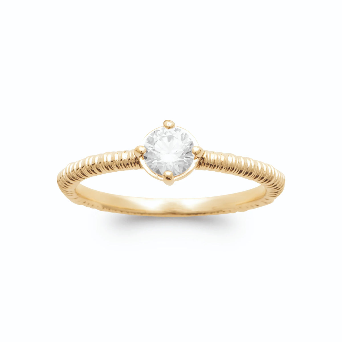 Bague solitaire zircon rond quatre griffes sur anneau strié en plaqué or