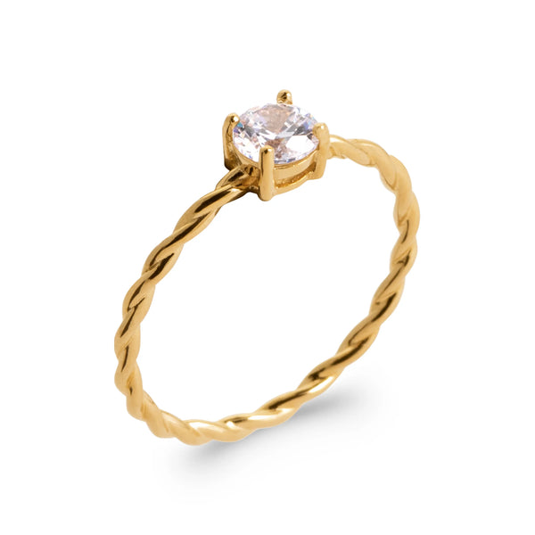 Bague solitaire zircon rond quatre griffes sur anneau torsadé en plaqué or, vue de trois quarts
