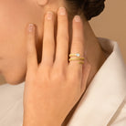 Bague spirale jonc diamanté et zircon poire plaqué or portée à la main