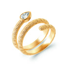 Bague spirale jonc diamanté et zircon poire en plaqué or, vue de trois quarts