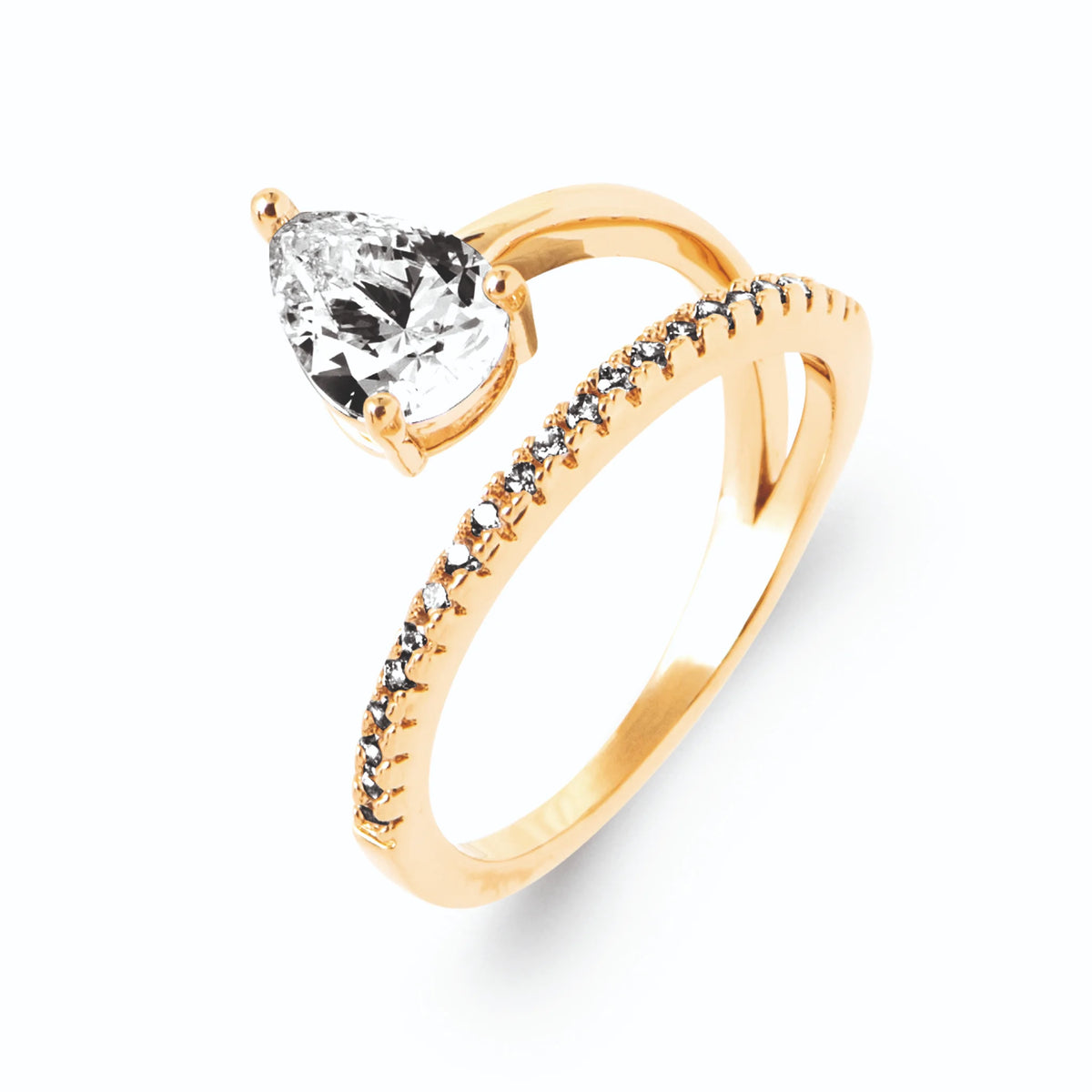 Bague spirale zircon poire et ligne pavée en plaqué or, vue de trois quarts