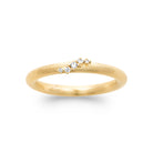 Bague anneau strié plaqué or, filet de petits zircons en diagonale, vue de face