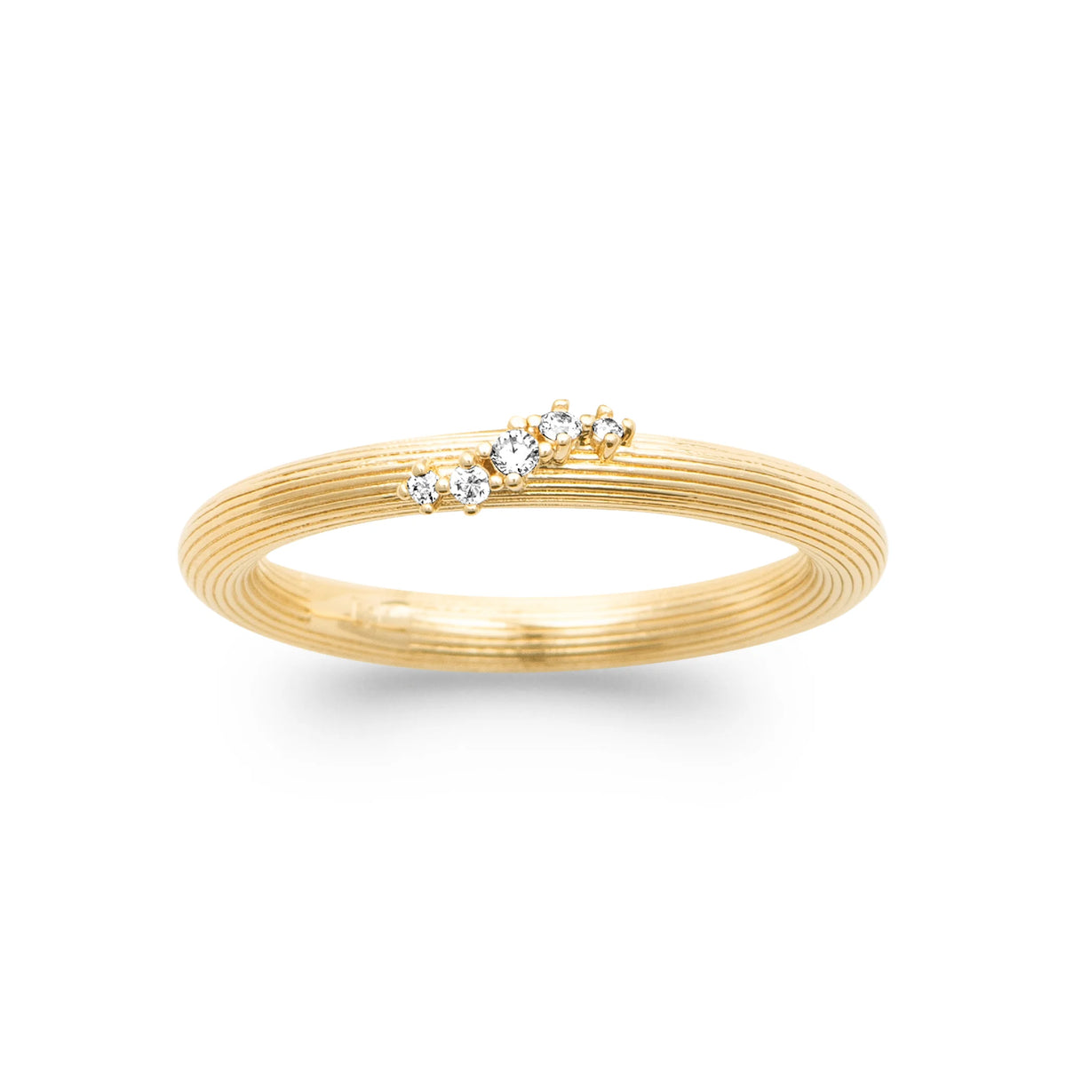 Bague anneau strié plaqué or, filet de petits zircons en diagonale, vue de face