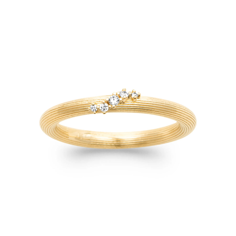 Bague striée filet de zircons en plaqué or, portée à la main