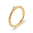 Bague striée filet de zircons en plaqué or, vue de trois quarts