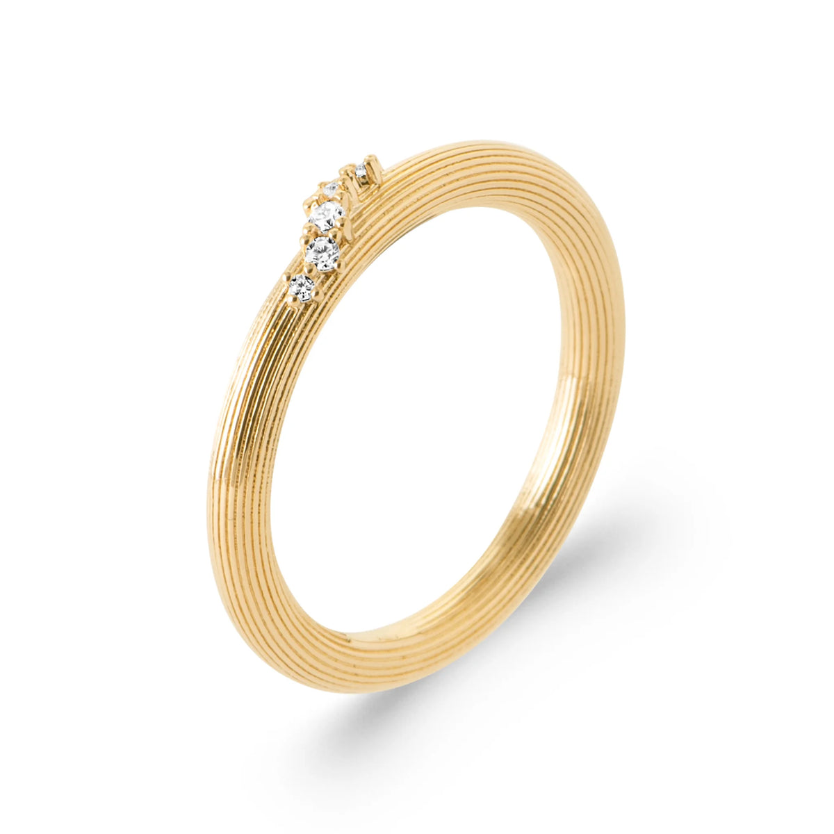 Bague striée filet de zircons en plaqué or, vue de trois quarts