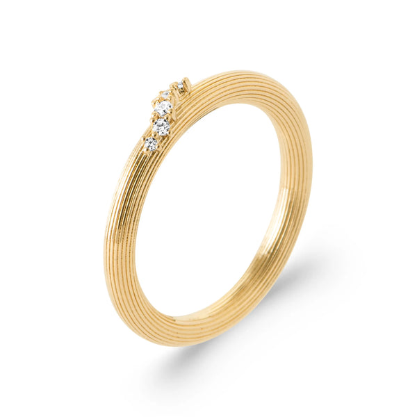 Bague striée filet de zircons en plaqué or, vue de trois quarts