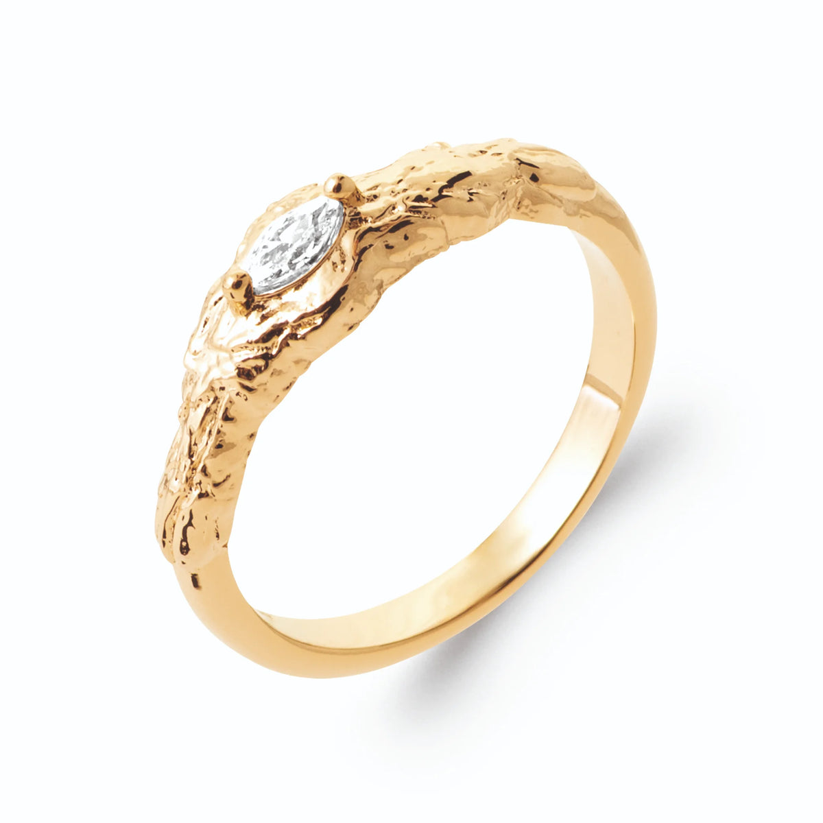 Bague texture écorce zircon navette en plaqué or, vue de trois quarts