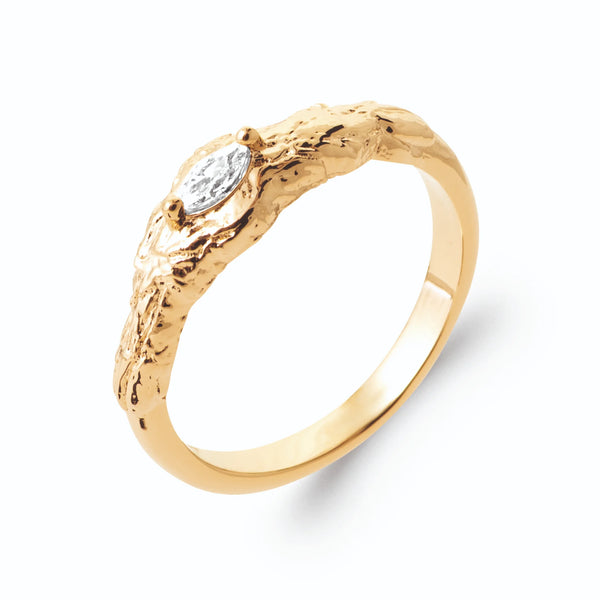 Bague texture écorce zircon navette en plaqué or, vue de trois quarts