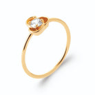 Bague trèfle d’or et zircon rond central en plaqué or, vue de trois quarts
