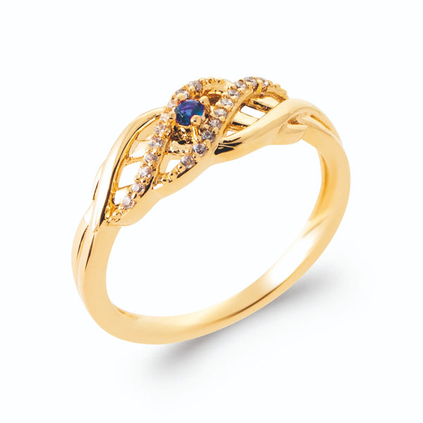 Bague tressée ajourée pavée de zircons et pierre bleu saphir en plaqué or, vue de trois quarts