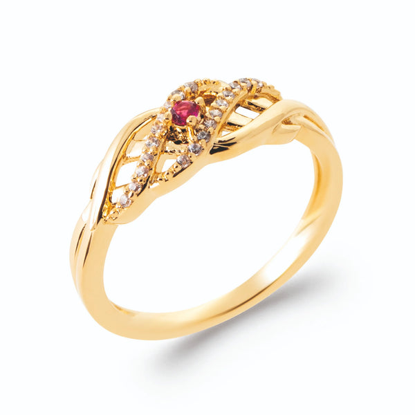 Bague tressée ajourée pavée de zircons et pierre rose fuchsia en plaqué or, vue de trois quarts