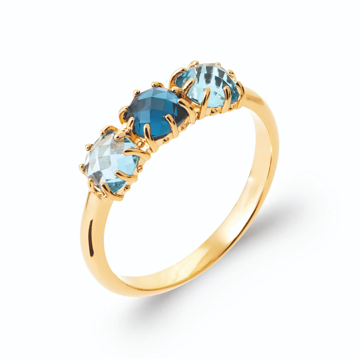 Bague trilogie pierre bleu nuit et deux pierres bleu ciel en plaqué or, vue de trois quarts