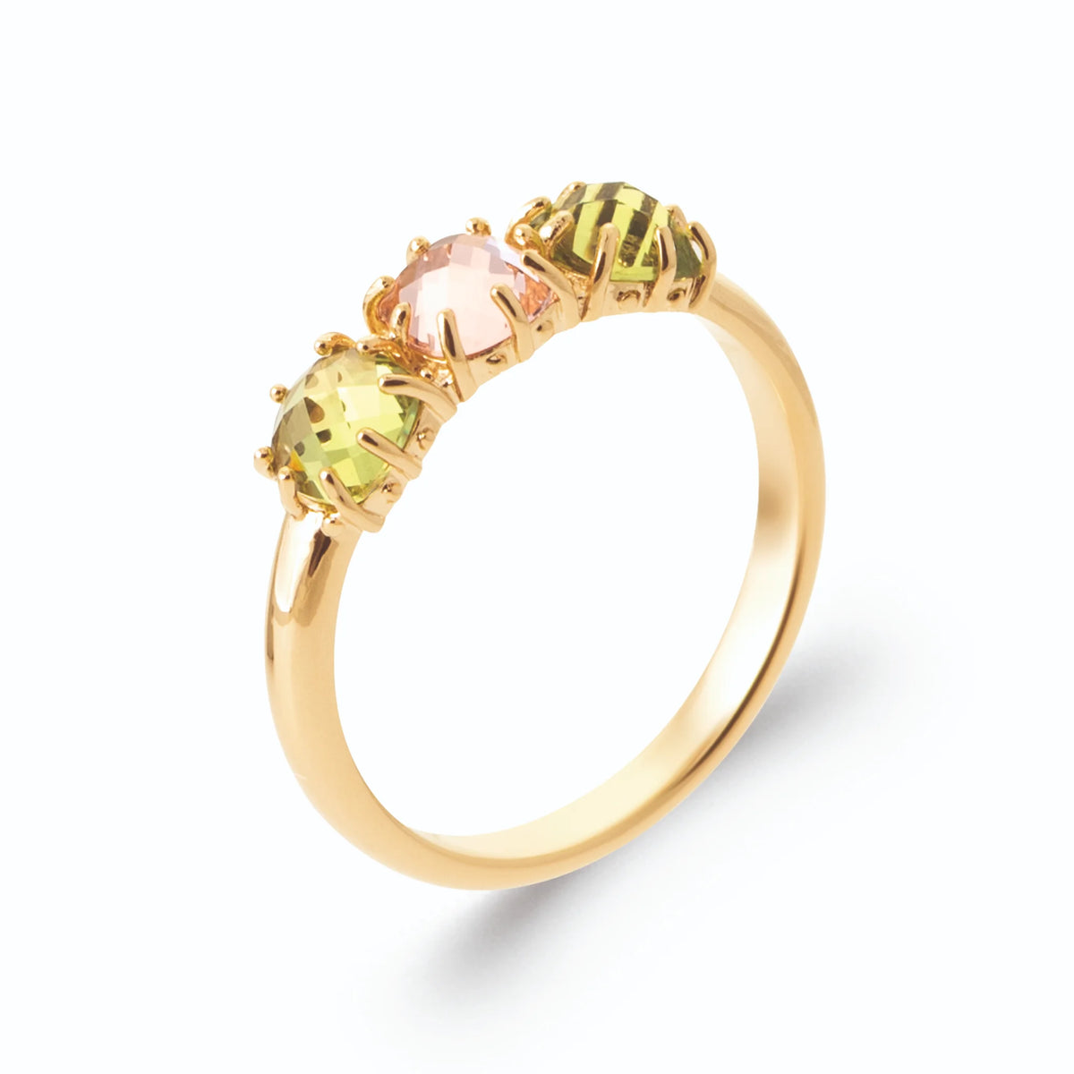 Bague trilogie pierre pêche rosé et deux pierres vert anis en plaqué or, vue de trois quarts