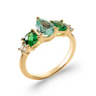 Bague trilogie de pierres poires vert d’eau et vert profond en plaqué or, vue de trois quarts