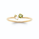 Bague trio de petites pierres vertes et zircon sur anneau fin en plaqué or