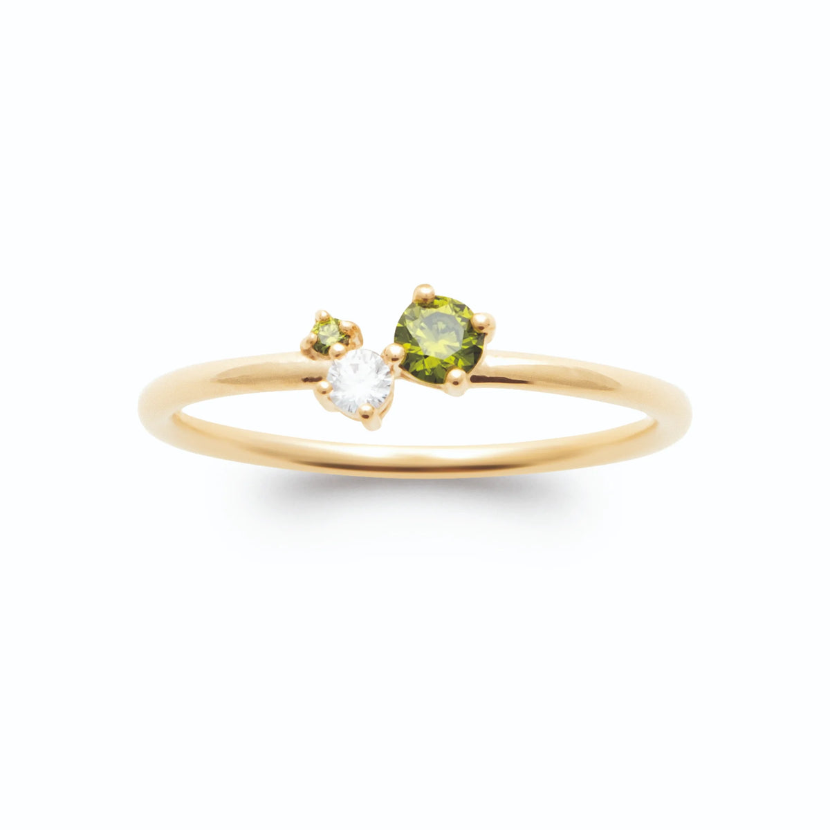 Bague trio de petites pierres vertes et zircon sur anneau fin en plaqué or