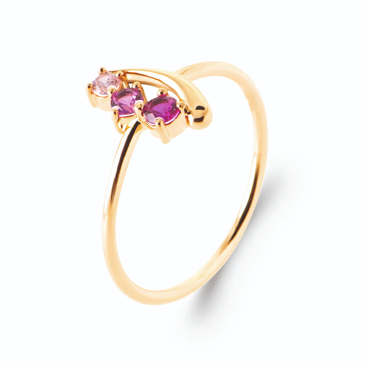 Bague trio de pierres roses en dégradé et croissant en plaqué or, vue de trois quarts