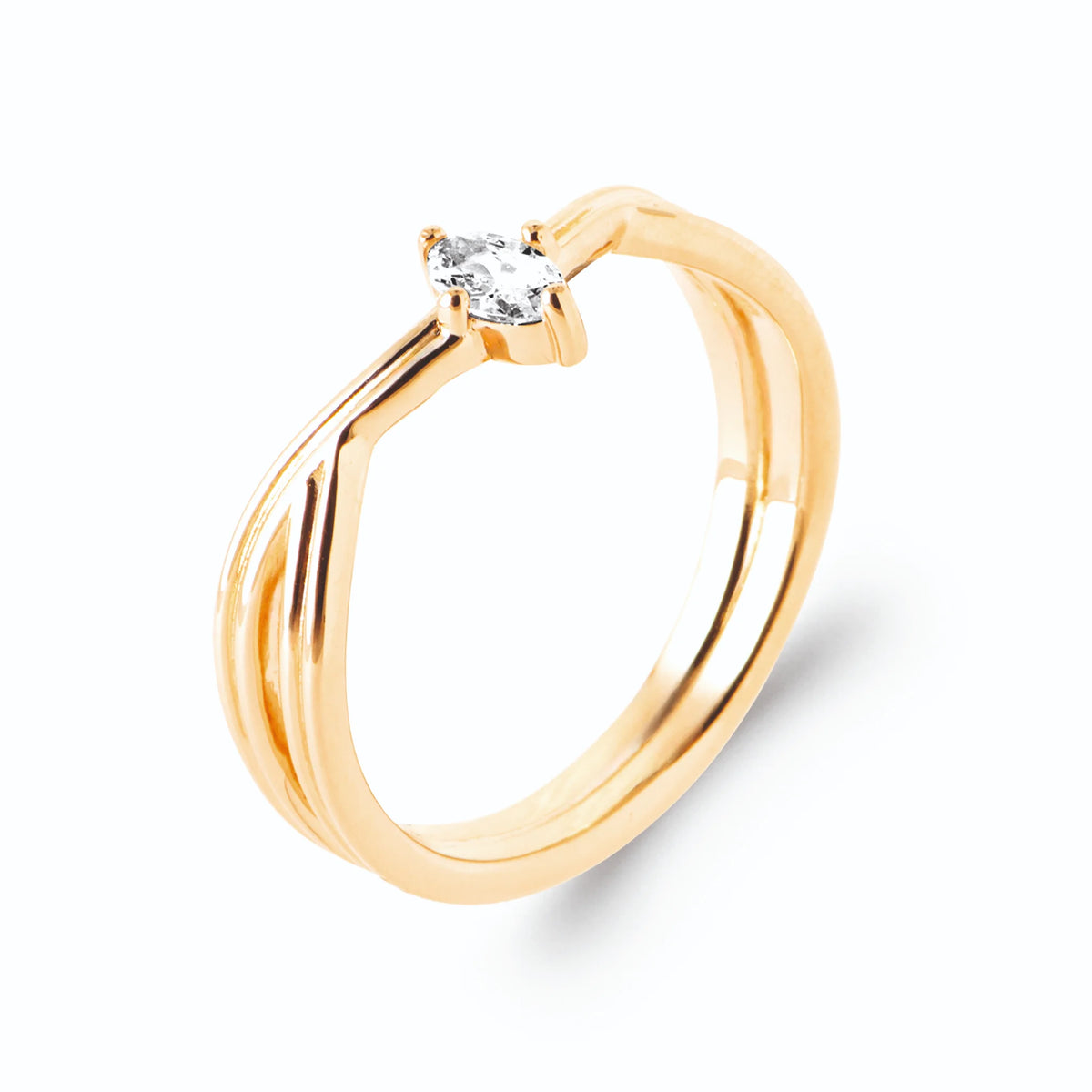 Bague triple anneau croisé zircon navette en plaqué or, vue de trois quarts