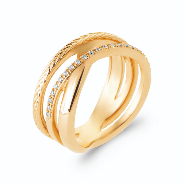 Bague trois anneaux croisés pavé, ciselé et lisse en plaqué or, vue de trois quarts