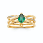 Bague trois anneaux, rang pavé et pierre poire verte plaqué or, vue de face