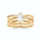 Bague trois anneaux, rang pavé et zircon poire en plaqué or