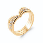 Bague trois anneaux superposés en V rang pavé de zircons en plaqué or, vue de trois quarts