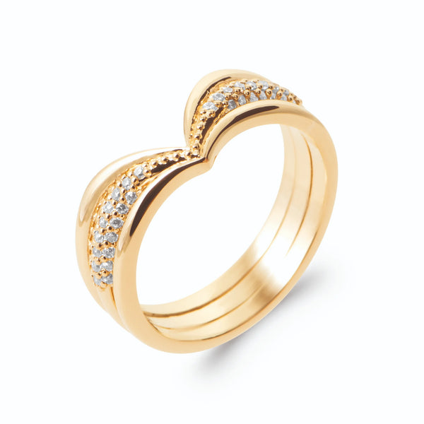 Bague trois anneaux superposés en V rang pavé de zircons en plaqué or, vue de trois quarts
