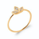 Bague trois feuilles en éventail pavées de zircons en plaqué or, vue de trois quarts