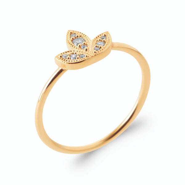 Bague trois feuilles en éventail pavées de zircons en plaqué or, vue de trois quarts
