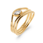 Bague trois joncs ondulés et zircon navette en plaqué or
