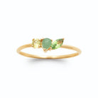 Bague trois petites pierres vertes en ligne sur anneau fil plaqué or, vue de face