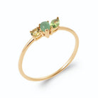 Bague trois petites pierres vertes en ligne sur anneau fil en plaqué or, vue de trois quarts