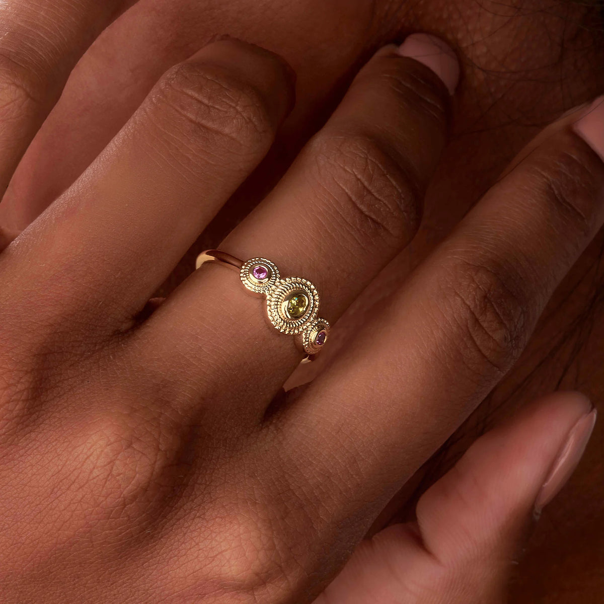 Bague trois pierres vert olive et rose framboise perlées en plaqué or