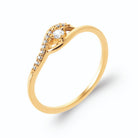 Bague vague fine zircon serti clos et ligne de zircons en plaqué or, vue de trois quarts