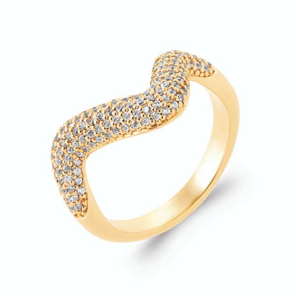 Bague vague large micro-pavée de zircons en plaqué or, vue de trois quarts