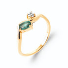 Bague vague pierre vert d’eau et zircon en plaqué or, vue de trois quarts